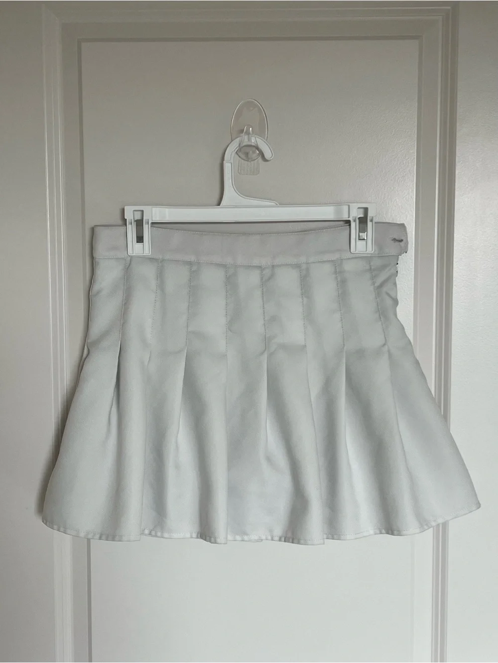 white pleated skirt 🤍